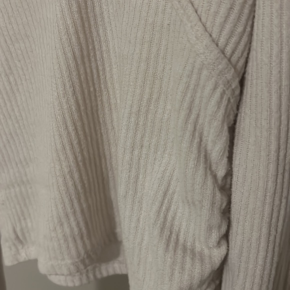 Hollister must have white long sleeve - Picture 4 of 4